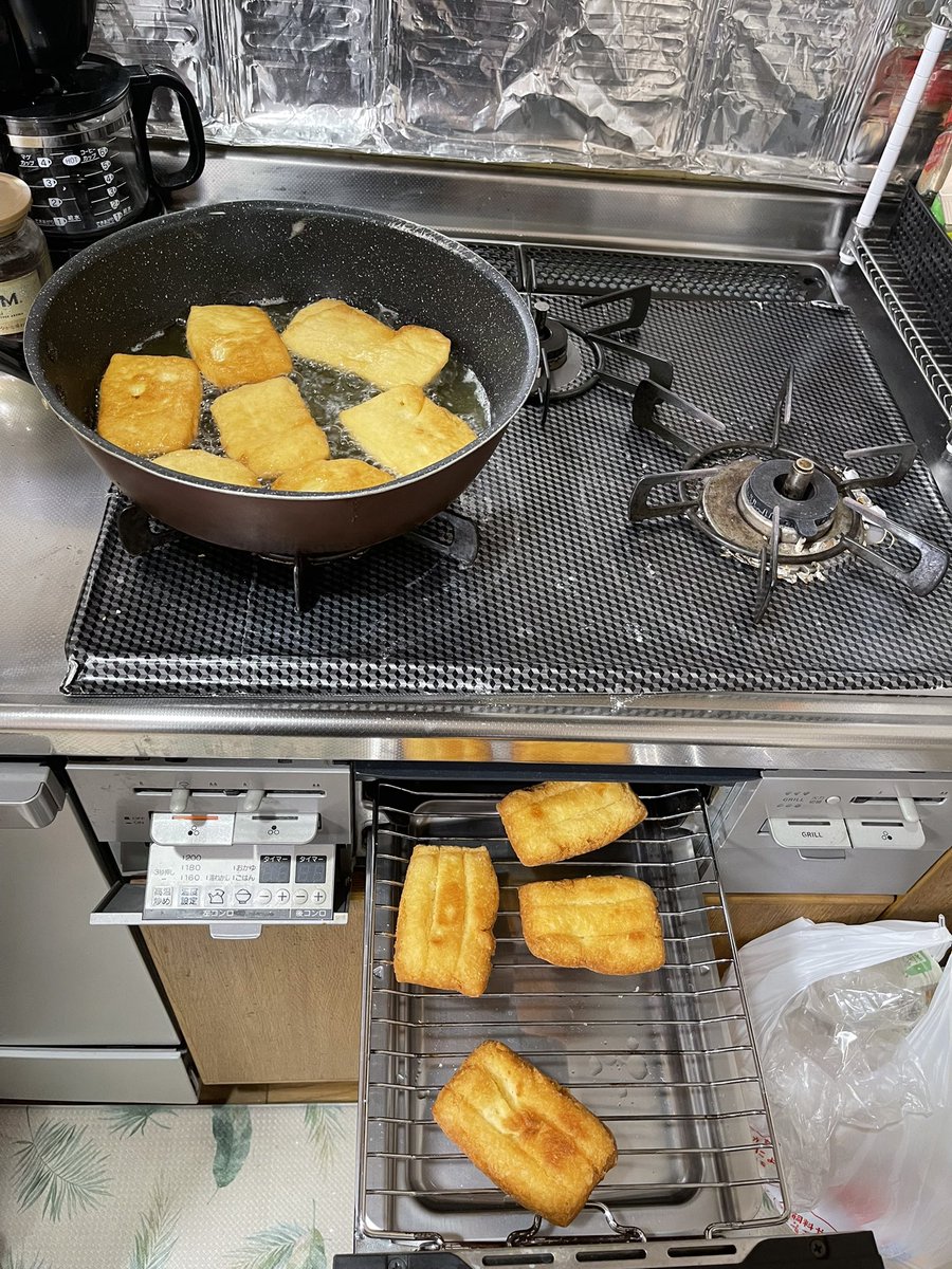 zakureo's tweet photo. 昨日初めて沖縄の三月菓子を子供達とパパと作ってみた。義母によるともうちょい小さいサイズらしいけど結構美味しかった。
ほぼサーターアンダーギー https://t.co/WL8rOUrp05