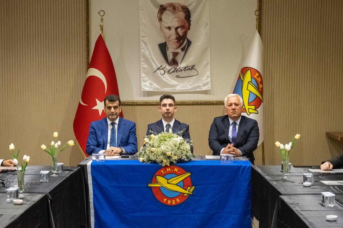 Dostdernekler's tweet photo. TÜRK HAVA KURUMU ESKİŞEHİR ŞUBE BAŞKANI GÖKHAN ÇALIŞKAN GÜVEN TAZELEDİ.

Türk Hava Kurumu Eskişehir Şubesinde Gökhan Çalışkan tekrar başkanlığa seçilirken salonda hazır bulunan üyeler hitaben yapmış olduğu konuşmada şunları dedi.

https://t.co/Eev65gkj4z… https://t.co/PWVZZbLBON
