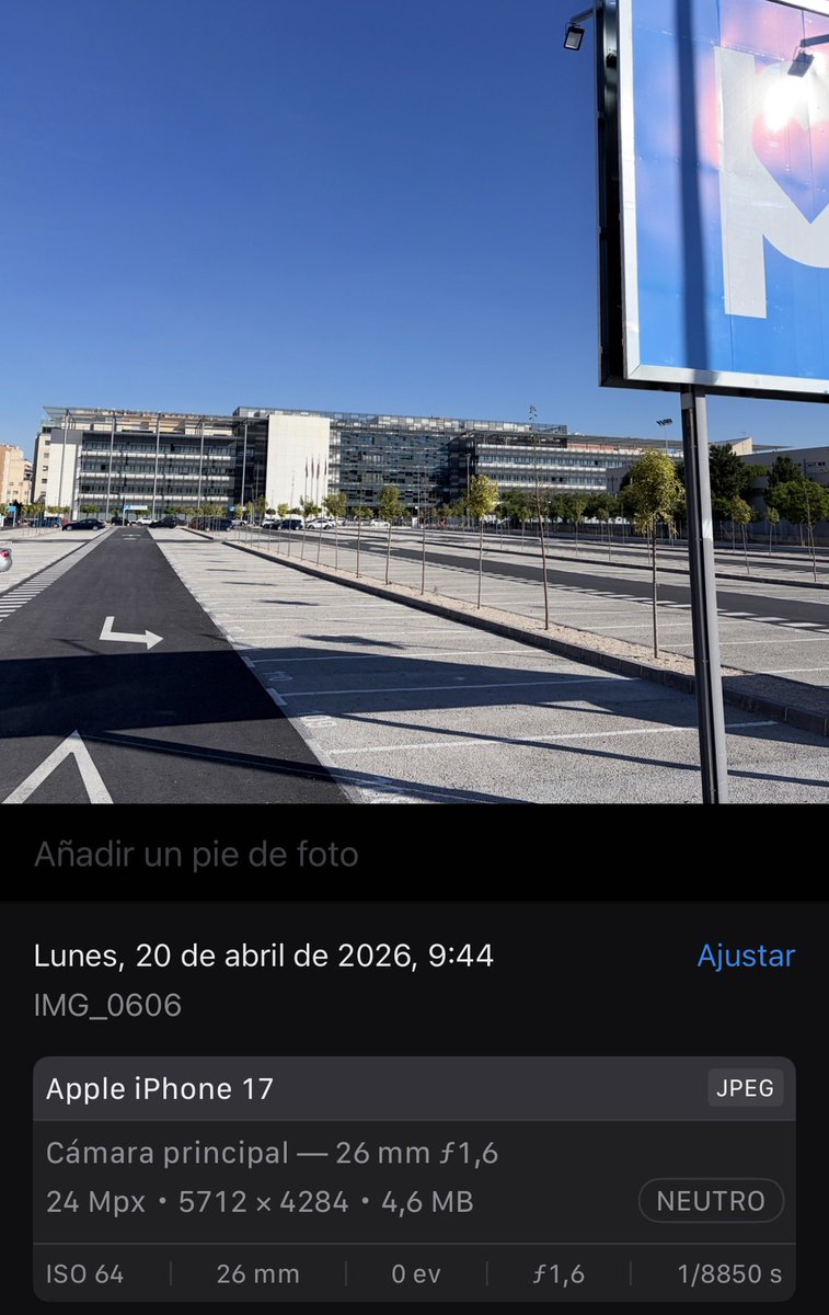 msrdjama's tweet photo. Lunes laborable. 9:44 de la mañana. Plena HORA PUNTA. (Adjunto captura con metadatos).

Un parking monstruoso totalmente infrautilizado. Un mar de inutilidad, barrera arquitectónica y CALOR. 

¿Por qué se ha permitido esto? @GinesRuizMacia @murcia_lab @BarriomarObs @arrasamurcia https://t.co/9DqWBhmvHI