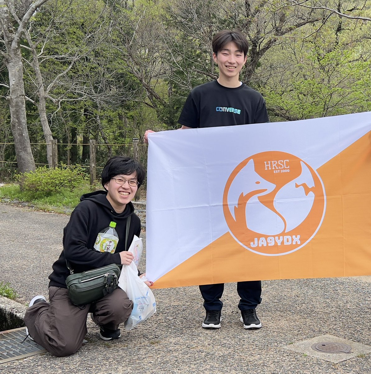 JARL64078797215's tweet image. 先日行われたARDF練習会&amp;amp;体験会に来てくださった金沢高専の学生さん2名
コミュニティ FM 放送局 えふえむ・エヌ・ワンのラジオパーソナリティだそうで！

毎週月曜
14:00
20:00

FM N1  76.3
「国際高専の放課後ラウンジ」です

もし良かったら、今夜聞いてみてください⭐︎

#金沢高専 #radio