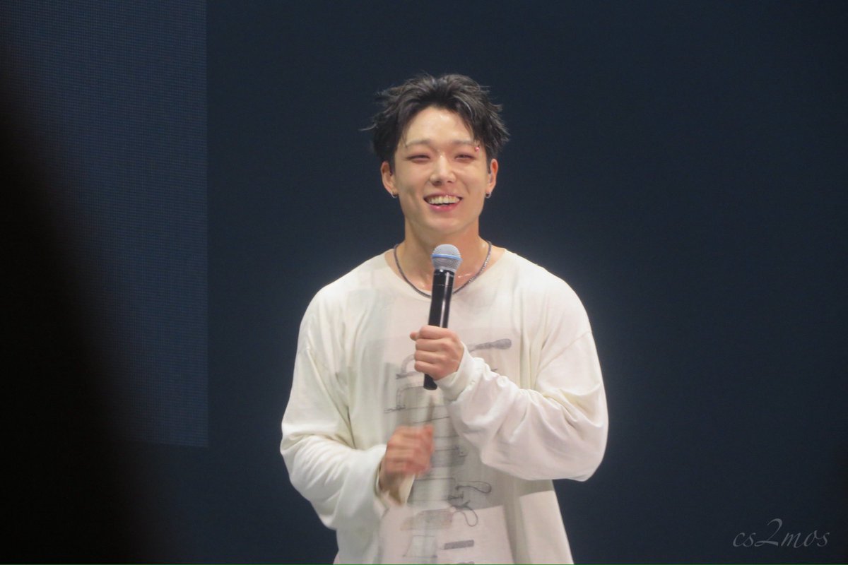 jiwonmuse's tweet photo. 💬: iKON di JJ fest terbaik banget sih, gue terharu bgt sampe nangis dikit
🐰: lu juga jadi terharu ya? rasanya seneng bgt pas awal liat banyak fans pake konbat

inilah alasan bobby full senyum 🥹❤️ https://t.co/4oUJpyo4LR