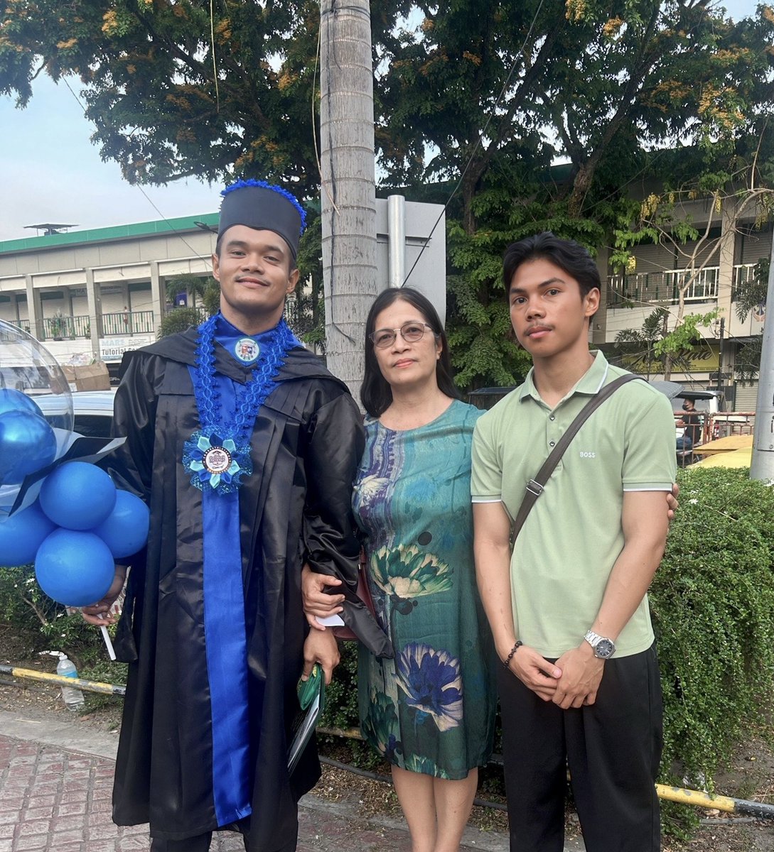 jaspl_anglo's tweet photo. ok graduate na. wa na koy rason e adtog marbel hahahaha https://t.co/UqRc60biJ1