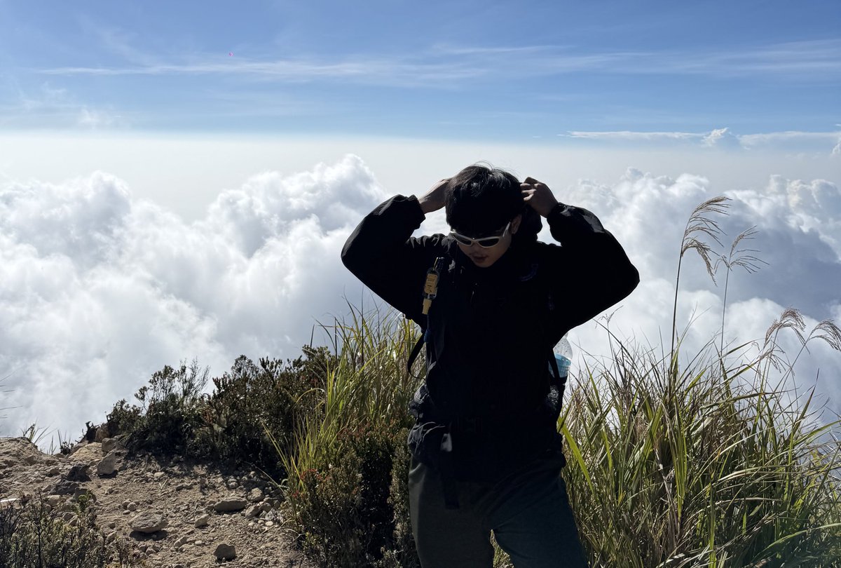 dia_moaned's tweet photo. oh nothing... he just conquered Mt. Apo. 🥾⛰️ https://t.co/h32z9Nzjwd
