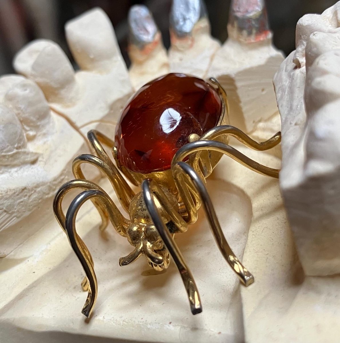 hakuchuum_osaka's tweet image. ブローチ
蜘蛛のブローチです。
3.5cm
5000円です。
通販ご希望の方はDMください。

#蜘蛛
#spider