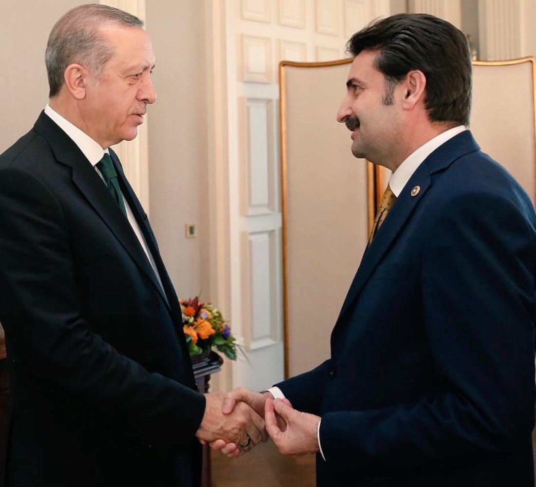 AKP’li eski Milletvekili Ayhan Sefer Üstün:

“Muhalefet belediyelerine uygulanan kriterlerin yarısı AK Parti - MHP belediyelerine uygulansın inanın ortada bir tane belediye başkanı kalmaz.”