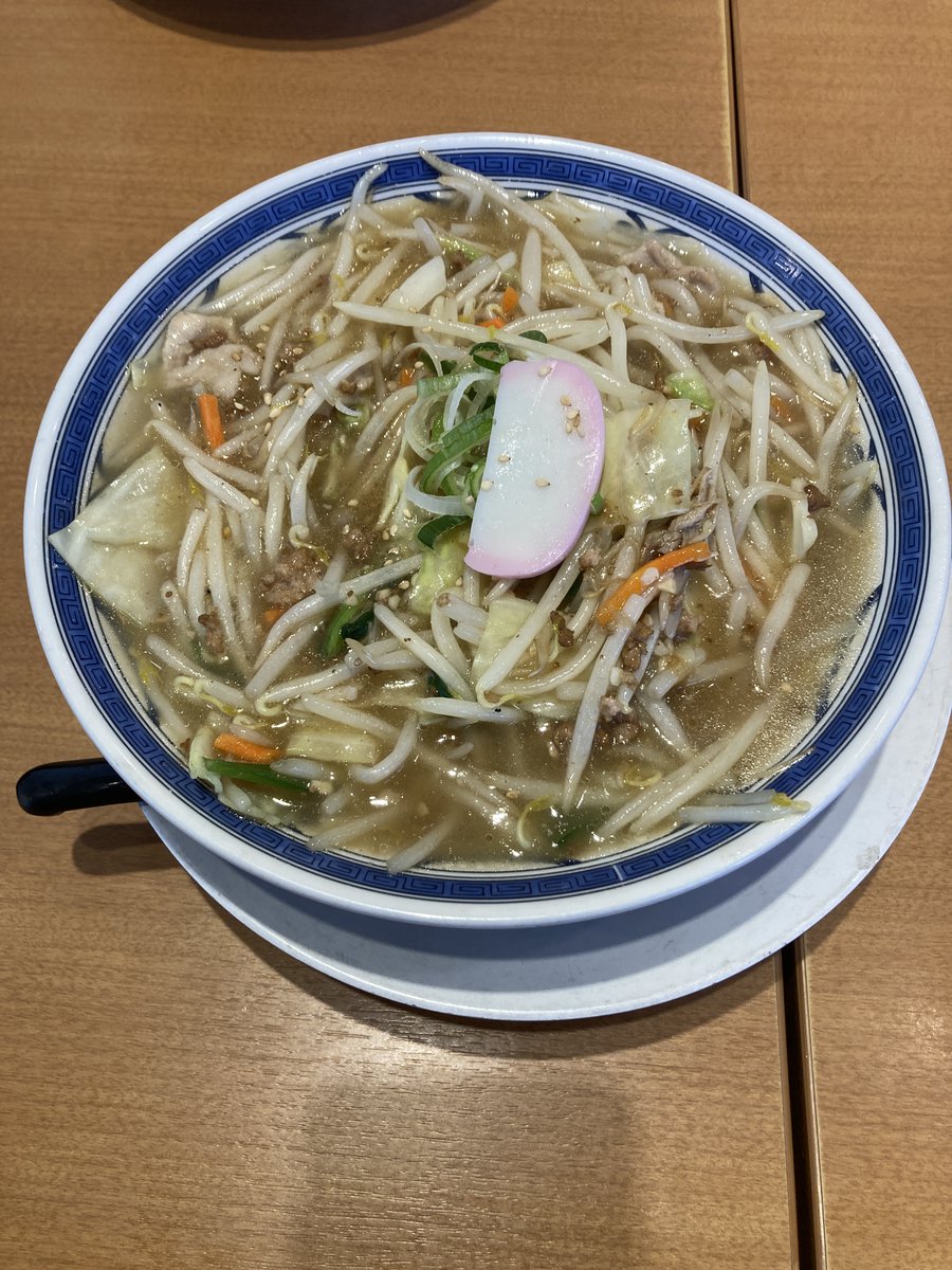 EimeiSa's tweet photo. 《#小田原タンメン総本店》
初のサンマーメン。ここの平打ち麺は独特な食感。古久家の麺に似てなくもないが卵麺なんだろうか？とにかく優しい味で安心して食べられる。pm4時頃だったが、店員さんが賄いを食べていた。遅い昼なのか、早い夜食なの���…どうでいい話だが
#タンメン
#西湘
#サンマーメン https://t.co/zINnbZkSH9