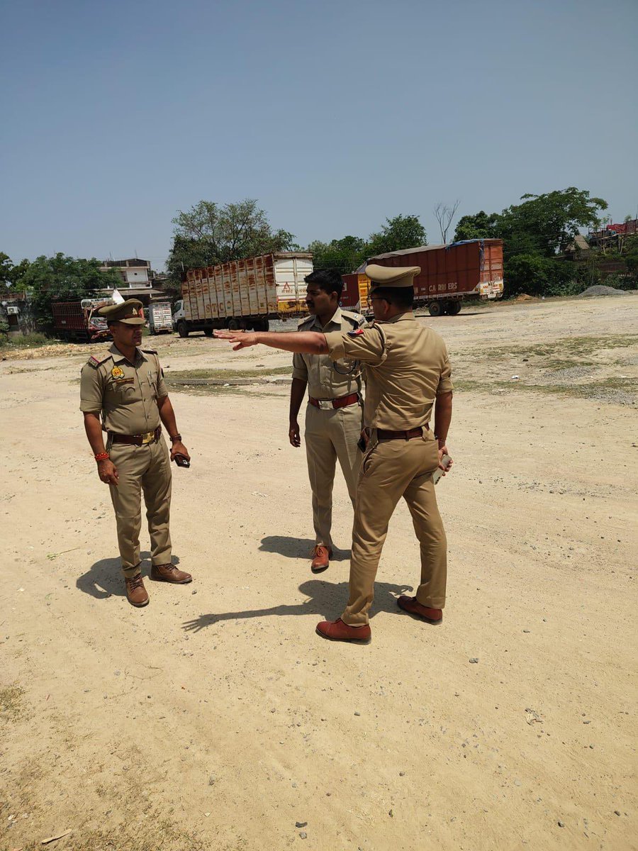 DCP_South's tweet photo. @DCP_South @AmitKAnandIPS के निर्देशन में #ADCP_South द्वारा थाना बिजनौर के नटकुर में दिनांक 22.04.2026 को आयोजित होने वाले कार्यक्रम की तैयारियों का निरीक्षण कर संबंधित को दिए आवश्यक दिशा निर्देश।
@Uppolice @lkopolice https://t.co/qVccDz9v2k
