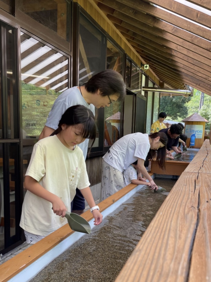 【エバーグレイズ香肌峡】
💎ストーンハンター 毎日開催中！💎

キャニオンリバーの砂の中には、なんと30種類以上の宝石が隠されているよ！

さらに…王冠やスコップを見つけ出せば特別な何かがあるかも！？😳✨

集めた宝石はすべてお持ち帰りOK！

君もトレジャーハンターになろう🏴‍☠️✨