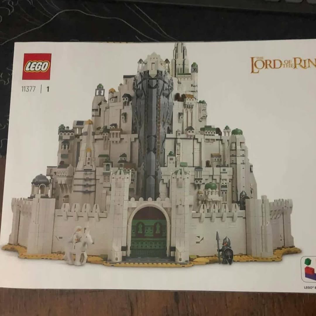 🚨 Des images du manuel LEGO Minas Tirith auraient fuité !

Prévu pour le 1er juin 2026 avec ~8 200 pièces, pour un prix d’environ 650$ ça sera potentiellement le plus grand set Le Seigneur des Anneaux jamais sorti 🧙‍♂️

Ça donne très envie quand même
