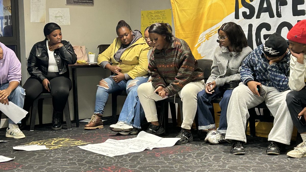 equal_education's tweet photo. [Political Education] 💛🖤✊🏾 On Friday, our Western Cape Post-School Youth held a powerful political education class revisiting 5th National Congress Resolutions.

They were tasked with reading on spheres of power &amp; separation of powers.
 #YouthLed #EEHumans https://t.co/OcZIrVLIpH