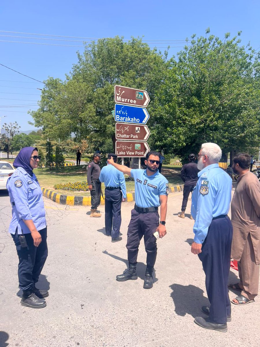 ICT_Police's tweet image. ایس ایس پی آپریشنز اسلام آباد قاضی علی رضا کا مختلف ڈیوٹی پوائنٹس پر سکیورٹی انتظامات کا جائزہ لیتے ہوئے ڈیوٹی پر مامور افسران کو مکمل الرٹ رہنے اور دلجمعی سے ڈیوٹی ادا کرنے کی ہدایت کی۔

#WeRIslamabadPolice #Islamabad #OPS