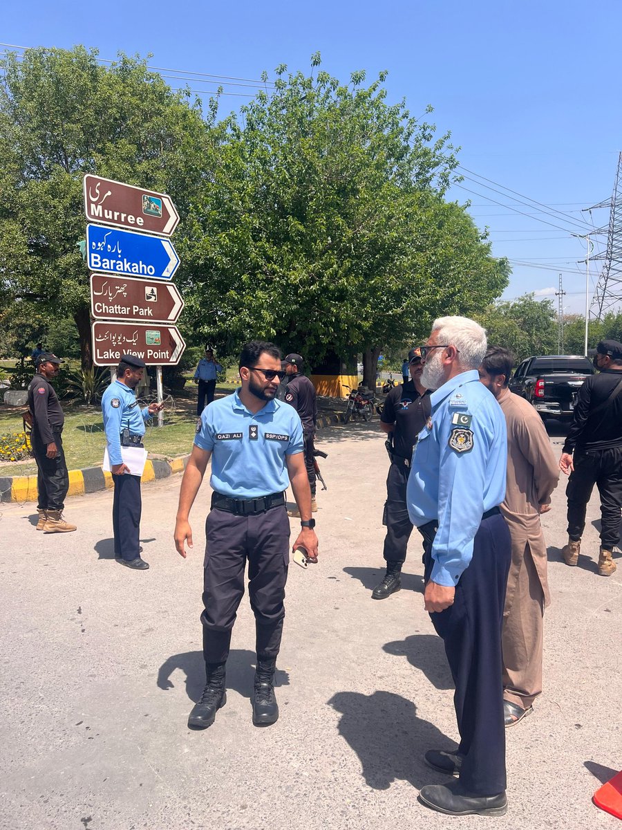 ICT_Police's tweet image. ایس ایس پی آپریشنز اسلام آباد قاضی علی رضا کا مختلف ڈیوٹی پوائنٹس پر سکیورٹی انتظامات کا جائزہ لیتے ہوئے ڈیوٹی پر مامور افسران کو مکمل الرٹ رہنے اور دلجمعی سے ڈیوٹی ادا کرنے کی ہدایت کی۔

#WeRIslamabadPolice #Islamabad #OPS