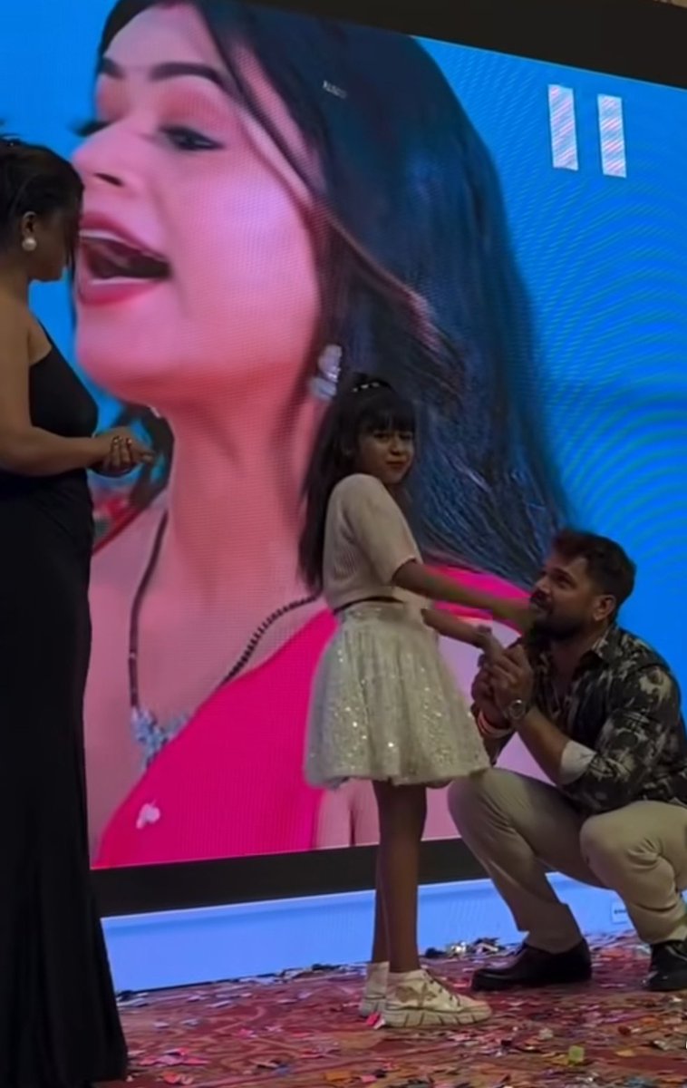 Pardeep13093159's tweet image. खेसारी लाल यादव का एक भावुक वीडियो सामने आया है, जिसमें वह एक छोटे बच्चे के सामने झुकते नजर आ रहे हैं। बच्चा उनसे आशीर्वाद लेने आया था, लेकिन खेसारी लाल ने खुद झुककर उसे सम्मान दिया।
यह सिर्फ एक इशारा नहीं, 
#KhesariLalYadav #Respect #Humility #ViralVideo #Bhojpuri