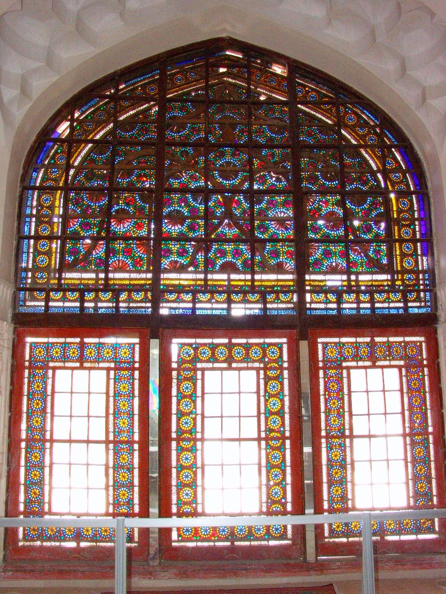 زخمی که جنگ بر چهره‌ی تمدن نشاند؛ خانه کُرد سنندج
تصاویری از شکوهِ عمارت آصف تا آواری که نشان جنایت علیه تاریخ یک ملت شد:
قبل                                بعد