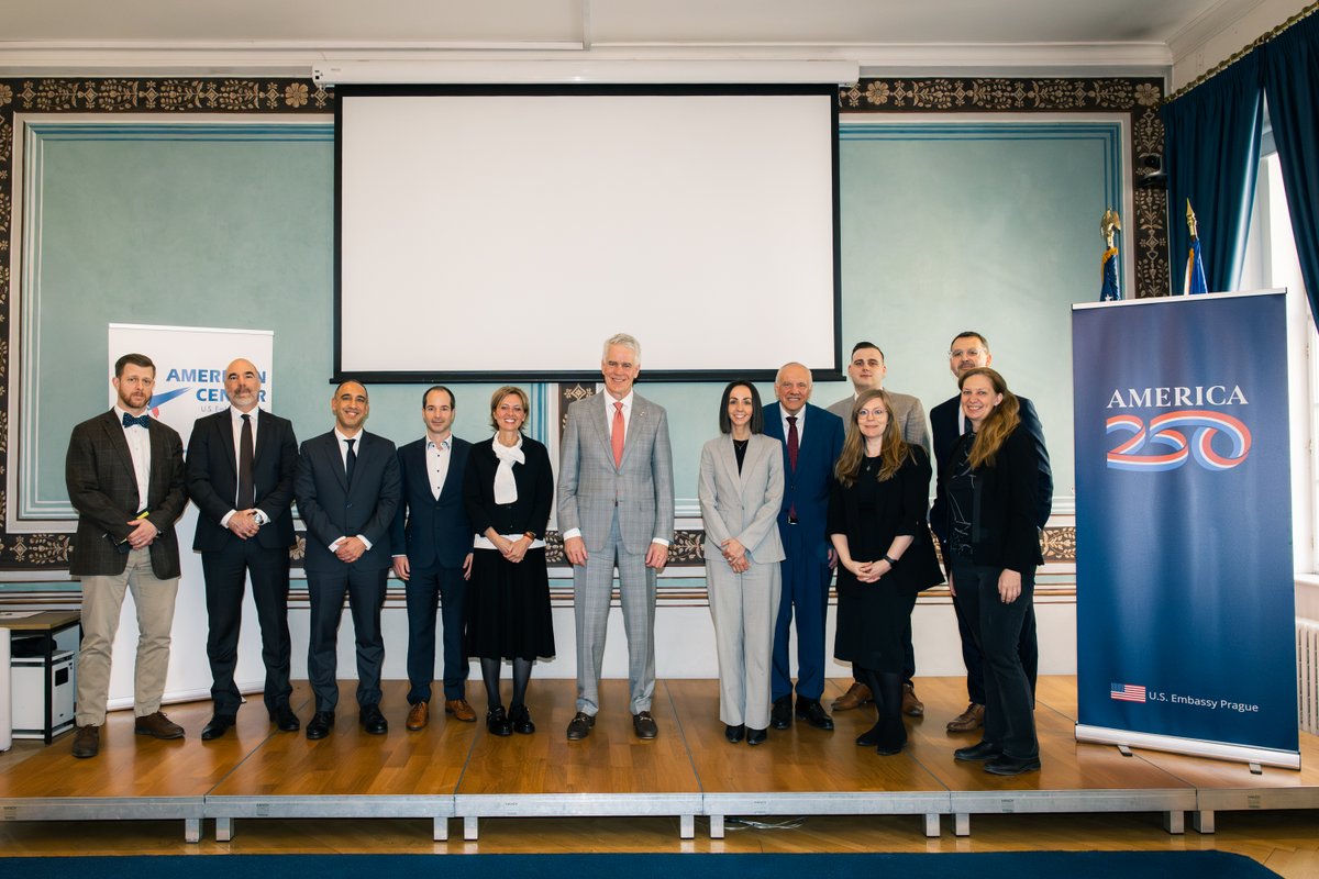 USEmbassyPrague's tweet photo. „Skvělé setkání s představiteli 🇺🇸 farmaceutického průmyslu. Tyto americké společnosti investují do záchrany životů a zlepšování zdraví a zároveň podporují prosperitu a pokrok v USA, v České republice i ve světě. Investice do klinického výzkumu pacientům umožňují přístup k nejmodernější léčbě, posilují místní vědu a vytvářejí vysoce kvalifikovaná pracovní místa. Společně posouváme hranice moderní zdravotní péče, aby se všichni mohli těšit z lepšího života.“ #AmbMerrick