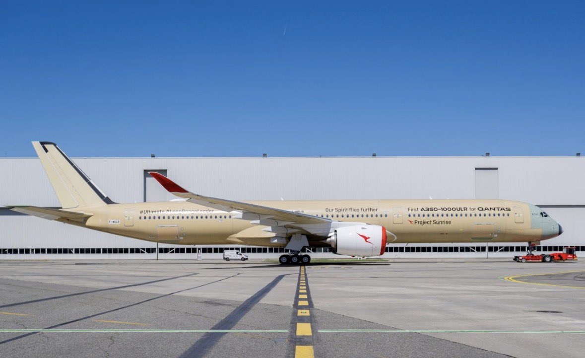 AAF_Aviation's tweet image. 🇦🇺  Le premier Airbus A350-1000ULR @Qantas avec ses moteurs sous les ailes, sur le site d'assemblage final de Toulouse Blagnac 🦘

📷 Airbus et QANTAS
#Qantas #Airbus #A350 #ULR #aviation #avgeek #France #Australie 
#Australia #Travel