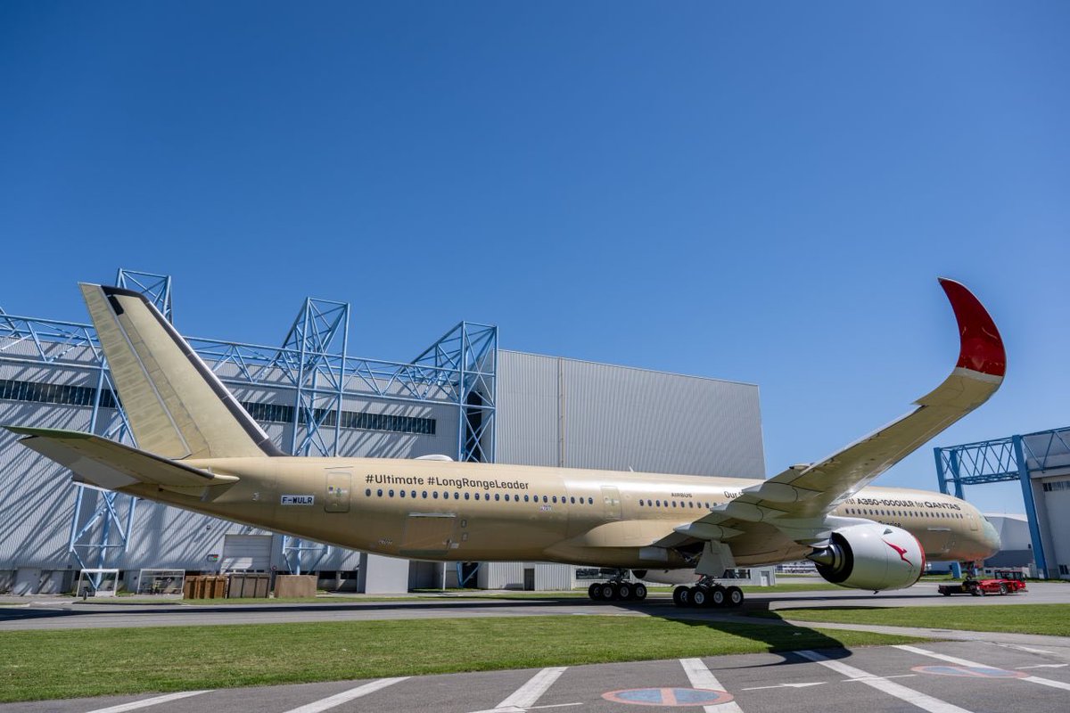 AAF_Aviation's tweet image. 🇦🇺  Le premier Airbus A350-1000ULR @Qantas avec ses moteurs sous les ailes, sur le site d'assemblage final de Toulouse Blagnac 🦘

📷 Airbus et QANTAS
#Qantas #Airbus #A350 #ULR #aviation #avgeek #France #Australie 
#Australia #Travel