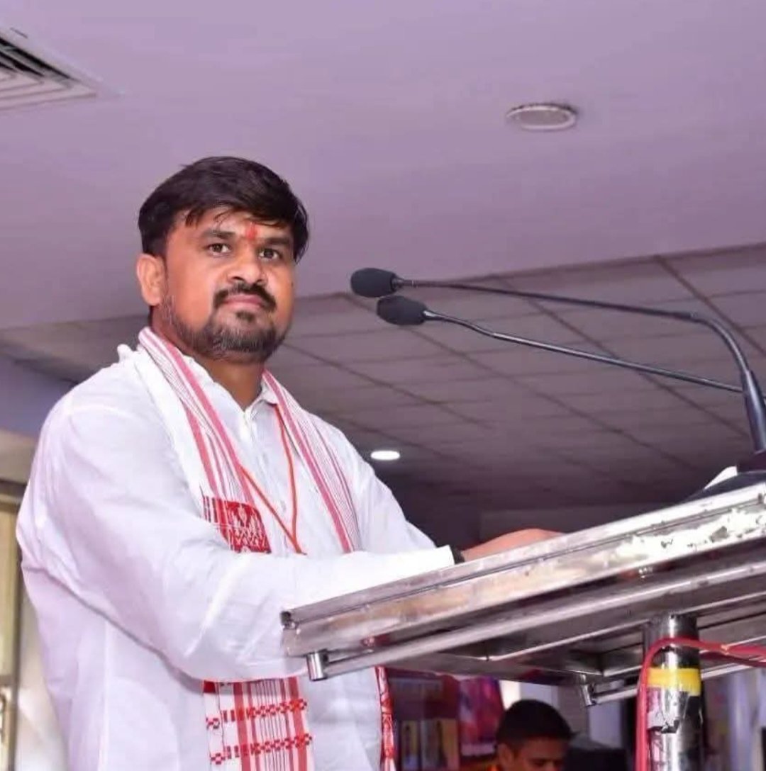 NareshR64065781's tweet photo. मां बड़े भैया उमेश लोधी जी को जन्मदिन कि हार्दिक हार्दिक बधाई एवं शुभकामनाएं 
पीतांबरा माई जी की कृपा आप पर सदैव बनी रहे https://t.co/Tpc2vpHaPN
