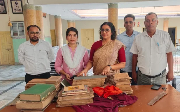 DeshbandhuMp's tweet image. बिहार के नवादा में मिलीं 18 दुर्लभ पांडुलिपियां, मचा हड़कंप
deshbandhump.com/post/18-rare-m…
#BiharNews #Nawada #Manuscript #IndianHistory #GyanBharatam #AncientIndia #BiharHeritage #Archaeology #CulturalIndia #DigitalIndia