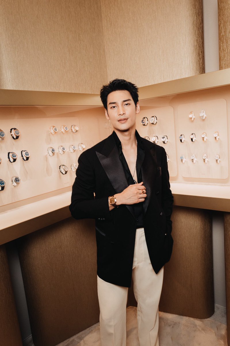 VogueThailand's tweet photo. #VogueWatch เปิดภาพ ‘อาโป-ณัฐวิญญ์’ และ ‘Gianna Jun’ สองแบรนด์แอมบาสเดอร์ระดับโลกของ Piaget รวมงาน Watches & Wonders 2026 ในธีม ‘Art of Colour’ เพื่อปลุกพลังแห่งความคิดสร้างสรรค์ที่ทันสมัยเหนือกาลเวลา เพราะสำหรับเมซง #Piaget ‘สีสัน’ คือภาษาที่ถ่ายทอดความมีชีวิตชีวา ความกล้าหาญ และอิสระทางความคิดที่หยั่งรากลึกในดีเอ็นเอของเมซงตั้งแต่ยุค 1960s ด้วยการเป็นผู้บุกเบิกในการนำหินธรรมชาติสีสันจัดจ้านมาใช้สร้างสรรค์เรือนเวลา โดยในงาน #WatchesandWonders2026 อาโปสวมเรือนเวลาจิวเวลรีชั้นสูง ‘Andy Warhol’ หน้าปัดตกแต่งด้วยหินบรอนไซต์สีน้ำตาล เสริมด้วยเพชรทรงบาแกตต์บนขอบตัวเรือนดีไซน์แบบขั้นบันได แมชต์คู่กับแหวน ‘Andy Warhol’ ประดับเพชรโทนคอนยัค ขณะที่ ‘Gianna Jun’ ปรากฏตัวพร้อมสร้อยคอ ‘Possession Vibrant Palace’ จับคู่นาฬิกาทรงกำไล ‘Graphic Illusion watch’ ที่นำเสนอการรังสรรค์โมเสกหินสีในเฉดสีน้ำเงินที่ผสมผสานกับเทคนิคช่างทองอันเป็นเอกลักษณ์ของเมซงได้อย่างไร้ที่ติ ปิดท้ายด้วย ‘Ella Richards‘ Face of Brand สวมนาฬิกา ‘Swinging Sautoirs’ รุ่นใหม่ อย่าง ‘Swinging Pebble’ ตัวเรือนหินเวอร์ไดต์ ตอกย้ำอัตลักษณ์ของ Piaget ได้อย่างมีเอกลักษณ์ #ApoNattawin #WWG2026 

Photo: Courtesy of Piaget