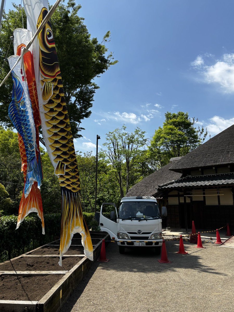 kitafuru's tweet photo. 4/20（月）は春野菜準備会の１回目。スタッフ14名で畑に苦土石灰をまき、耕しました。1週間後には堆肥や化成肥料をまいて栽培の準備が整います。今日は専門の業者によ���、敷地近くに生えたケヤキの剪定も行われていました。高く伸びた枝葉が切り落とされて枝の落下の心配も無くなりました。#古民家 https://t.co/qy4lWWeAYT