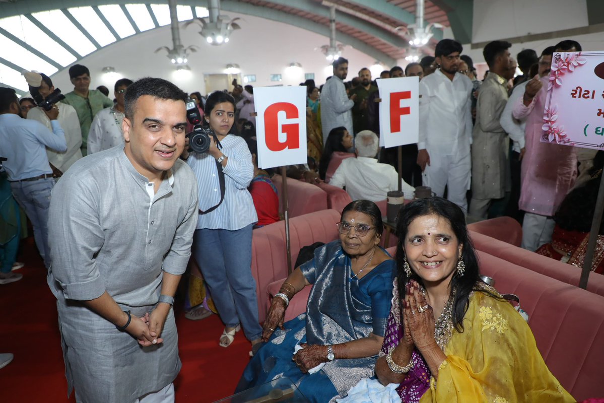 sanghaviharsh's tweet photo. સંયમ અને સાધનાના સંગમ સમાન સુરતની ધન્ય ધરા! 🙏

​સુરત સ્થિત શ્રી ઉમરા શ્વે. મૂ. પૂ. જૈન સંઘના ઉપક્રમે, સૂરિપ્રેમના અંતિમ શિષ્યરત્ન વૈરાગ્યવારિધી, આયડ તીર્થોદ્ધારક, સિદ્ધાંત વિશારદ પ.પૂ.આ.ભ. શ્રી કુલચન્દ્રસૂરીશ્વરજી મહારાજા - આદિઠાણાની મંગલ નિશ્રામાં આશીર્વાદ સાથે આયોજિત 'વર્ષીતપ પારણા મહોત્સવ'માં સહભાગી થવાનું સૌભાગ્ય સાંપડ્યું.

​ભગવાન આદિનાથની પરંપરાને અનુસરીને, એક વર્ષ સુધી કઠિન તપસ્યા કરનાર ૪૦૦ થી વધુ તપસ્વીઓના પારણાનો આ અવસર આત્મશુદ્ધિ અને અતૂટ શ્રદ્ધાનું પ્રતીક છે.

​જય જિનેન્દ્ર 🙏🏻🚩