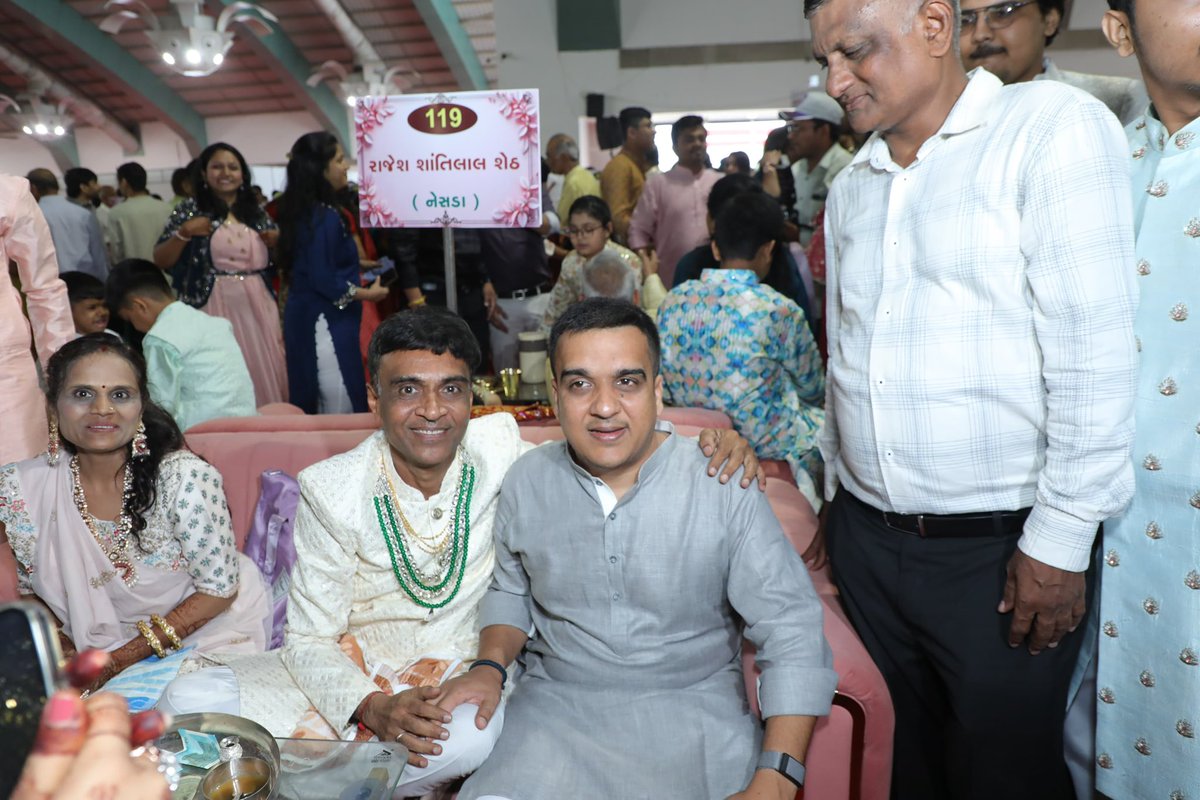 sanghaviharsh's tweet photo. સંયમ અને સાધનાના સંગમ સમાન સુરતની ધન્ય ધરા! 🙏

​સુરત સ્થિત શ્રી ઉમરા શ્વે. મૂ. પૂ. જૈન સંઘના ઉપક્રમે, સૂરિપ્રેમના અંતિમ શિષ્યરત્ન વૈરાગ્યવારિધી, આયડ તીર્થોદ્ધારક, સિદ્ધાંત વિશારદ પ.પૂ.આ.ભ. શ્રી કુલચન્દ્રસૂરીશ્વરજી મહારાજા - આદિઠાણાની મંગલ નિશ્રામાં આશીર્વાદ સાથે આયોજિત 'વર્ષીતપ પારણા મહોત્સવ'માં સહભાગી થવાનું સૌભાગ્ય સાંપડ્યું.

​ભગવાન આદિનાથની પરંપરાને અનુસરીને, એક વર્ષ સુધી કઠિન તપસ્યા કરનાર ૪૦૦ થી વધુ તપસ્વીઓના પારણાનો આ અવસર આત્મશુદ્ધિ અને અતૂટ શ્રદ્ધાનું પ્રતીક છે.

​જય જિનેન્દ્ર 🙏🏻🚩