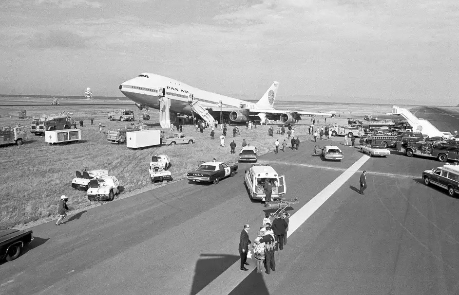 francewitch's tweet image. San Francisco July 30, 1971- N747PA #PanAm Flight 845 Boeing 747, struck navigational aids at the end of the runway 1R.  None of the 218 people on board died.  Today we would call it a miraculous survival.
N747PA was taking off from San Francisco International Airport bound for