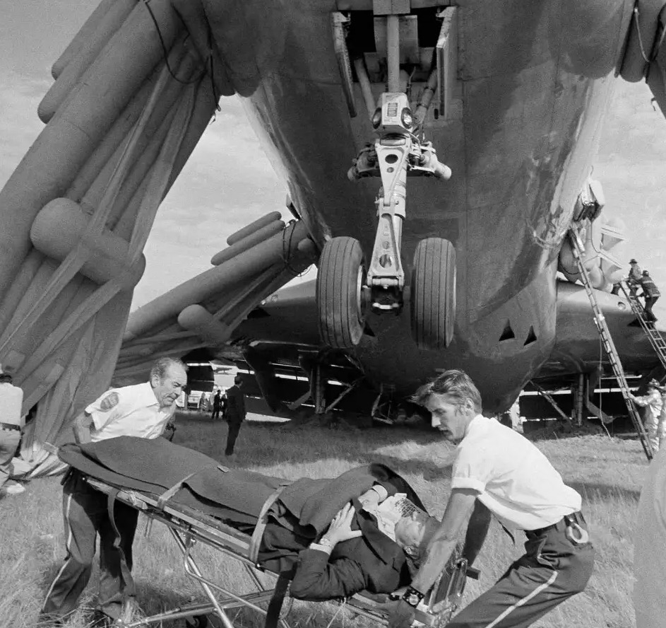 francewitch's tweet image. San Francisco July 30, 1971- N747PA #PanAm Flight 845 Boeing 747, struck navigational aids at the end of the runway 1R.  None of the 218 people on board died.  Today we would call it a miraculous survival.
N747PA was taking off from San Francisco International Airport bound for