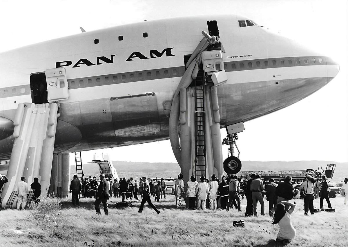 francewitch's tweet image. San Francisco July 30, 1971- N747PA #PanAm Flight 845 Boeing 747, struck navigational aids at the end of the runway 1R.  None of the 218 people on board died.  Today we would call it a miraculous survival.
N747PA was taking off from San Francisco International Airport bound for