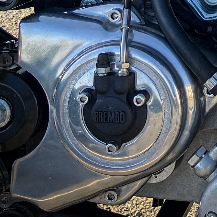 「凄い昔」のブレンボロゴマーク、どっかで見たな〜と思ってたらコマンドのクラッチレリーズに付いてた🤣令和生まれのバイクなのに…