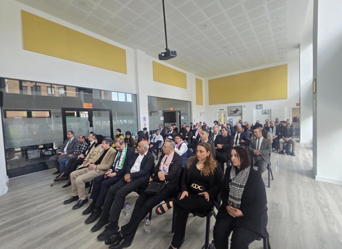 DSPAfarsi's tweet photo. وفد حزب التضامن الديمقراطي الأهوازي يشارك في المؤتمر السياسي  للذكرى 101 للنكبة الأهوازية في لندن

شارك وفد حزب التضامن الديمقراطي الأهوازي في المؤتمر السياسي الأهوازي الذي عقد في العاصمة البريطانية لندن يوم 19 أبريل/نيسان 2026، ضمن فعاليات الهيئة التنسيقية للتنظيمات الأهوازية، وذلك بمناسبة الذكرى الواحدة بعد المئة لنكبة الاهواز، وبحضور عدد من الشخصيات الوطنية والسياسية الداعمة للقضية الأهوازية.

وفي مستهل المؤتمر، ألقى السيد جليل شرهاني، المنسق العام للهيئة التنسيقية للتنظيمات الأهوازية، كلمة أكد فيها أهمية هذه المناسبة الوطنية، مشددًا على أن المرحلة الراهنة تتطلب مزيدًا من الوحدة السياسية، والع��ل المشترك، وتوحيد الجهود بين القوى الوطنية الأهوازية. كما استعرض مسار تطور العمل التنسيقي بين التنظيمات، منذ انطلاقه باسم اللجنة التشاورية قبل أربع سنوا��، وصولًا إلى الهيئة التنسيقية بصيغتها الحالية، بوصفها إطارًا جامعًا مفتوحًا أمام مختلف القوى الوطنية.

من جانبه، ألقى السيد وجدان عبد الرحمن كلمة حزب التضامن الديمقراطي الأهوازي، مؤكدًا أن الذكرى الواحدة بعد المئة لنكبة الاهواز تمثل محطة وطنية جامعة لاستذكار معاناة الشعب الأهوازي وصموده، وتجديد الالتزام بحقوقه الوطنية. كما شدد على أن ما تعرض له الشعب الأهوازي عبر العقود من تهميش وإقصاء لم ينجح في طمس هويته أو إضعاف إرادته، بل زاد من تمسكه بأرضه وقضيته العادلة.

وتضمنت كلمة الحزب تأكيدًا على أهمية استذكار الشهداء والمعتقلين والمناضلين، والدعوة إلى توح��د الصف الأهوازي، وتعزيز العمل السياسي والمدني المنظم، وتوسيع دوائر التنسيق في هذه المرحلة الحساسة، بما يعزز حضور القضية الأهوازية ويدعم تطلعات الشعب الأهوازي في الحرية والكرامة والعدالة.

وأكدت مشاركة وفد حزب التضامن الديمقراطي الأهوازي في هذا المؤتمر التزام الحزب بخيار العمل الوطني المشترك، وحرصه على دعم كل الجهود الرامية إلى تعزيز وحدة الصف وخدمة القضية الأهوازية في مختلف المحافل السياسية والإعلامية.