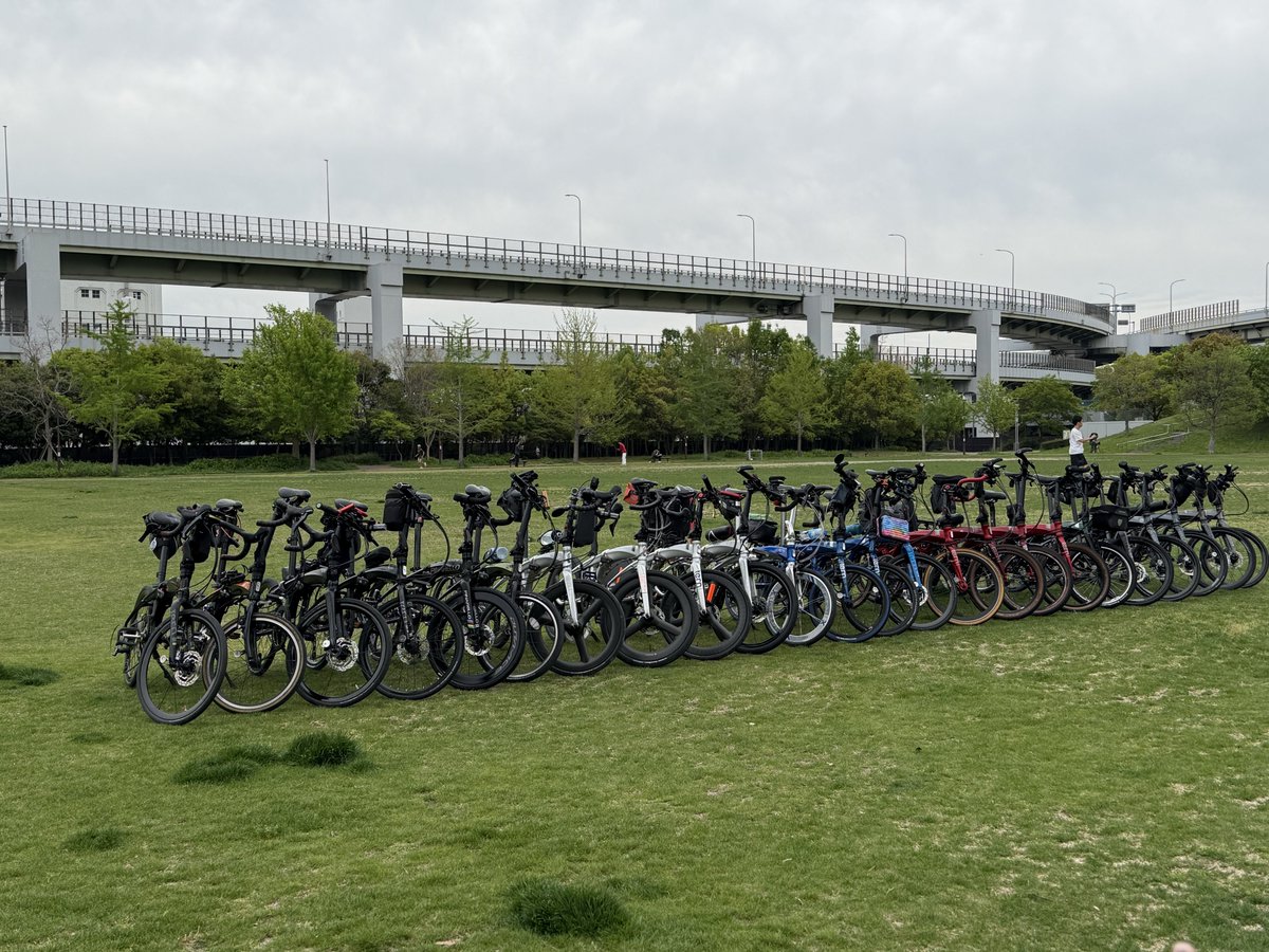 tks_emp's tweet image. 昨日はVLMお疲れ様でした\( 'ω' )/
総勢25台！しかしグリーンはぼっち😭
今日は頭痛がお昼まで続いていたので有休を取ってて助かった(´･ω･｀)
主催者のお二方＆参加者の皆様お疲れ様でした😊
はまちさんご迷惑おかけして申し訳なかったです(´･ω･｀)
#VLM  
#tern 
#VERGE 
#おりたたぶ