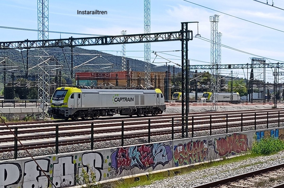 europa_tren's tweet photo. Varias locomotoras Euro6000 Stadler Captrain prestando servicios de mercancías por la AV frontera francesa en la Terminal Intermodal de La Llagosta, abril de 2026. Foto: Ezequiel Pérez Martínez #EuropaTren #instarailtren #TraccionElectrica #Captrain #Catalunya #FelizLunes https://t.co/Jzl3k8mwmz