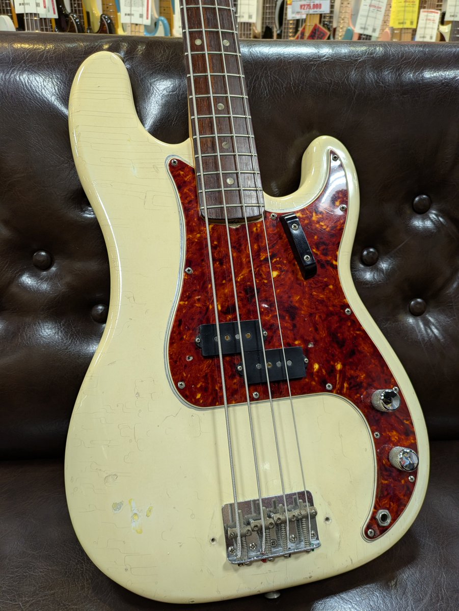 1484shibuya's tweet image. Fender / 1966 Precision Bass Olympic White

こちらも画像無加工(無圧縮)です。

びっしりとボディー全体を走るウェザークラック!!
これはヴィンテージでないと出ない雰囲気です!!

store.ishibashi.co.jp/view/item/0000…
#Fender #フェンダー #VitangeBass #VintageFender