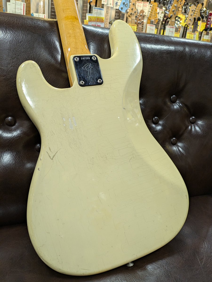 1484shibuya's tweet image. Fender / 1966 Precision Bass Olympic White

こちらも画像無加工(無圧縮)です。

びっしりとボディー全体を走るウェザークラック!!
これはヴィンテージでないと出ない雰囲気です!!

store.ishibashi.co.jp/view/item/0000…
#Fender #フェンダー #VitangeBass #VintageFender