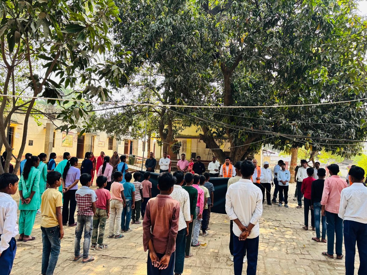 Amitmani333's tweet photo. अखिल भारतीय विद्यार्थी परिष�� गोरक्ष प्रांत देवरिया जिले के रामपुर कारखाना नगर इकाई द्वारा अशोक इंटर कॉलेज में वंदे मातरम के डेढ़ सौ वर्ष पूर्ण होने के अवसर पर सामूहिक वंदे मातरम् गायन का आयोजन किया गया।

#vande_matram_150
#abvp_देवरिया #abvp_goraksh https://t.co/NAUKzVuwbG