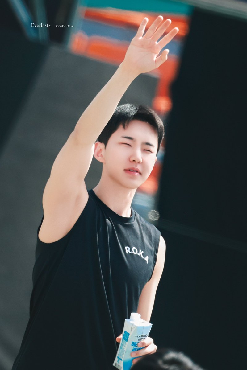 hammnyanya's tweet photo. 뭔가 근육만으로 키운건 아니고 전체적으로 살도 좀 붙고 팔 근육이 보이게 된 거 같은데 팔만 보면 엥 둔둔해졌나? 싶다가도 사람들 사이에서 보면 까시인게 쥐만의 꼴포인듯♡♡♡ https://t.co/6iOuXQA1SL