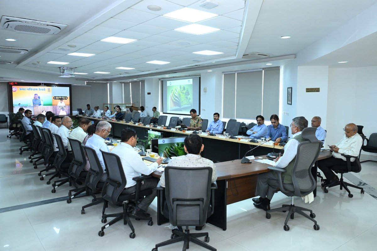 1stIndiaNews's tweet image. #Jaipur: रेल स्वास्थ्य सार ई‑पत्रिका का लोकार्पण

उ.प.रे. महाप्रबंधक अमिताभ ने पत्रिका का अनावरण किया, कार्यक्रम में वरिष्ठ अधिकारियों की गरिमामयी उपस्थिति रही...

@NWRailways @RailMinIndia @GMNWRailway @AshwiniVaishnaw @TonkZiya