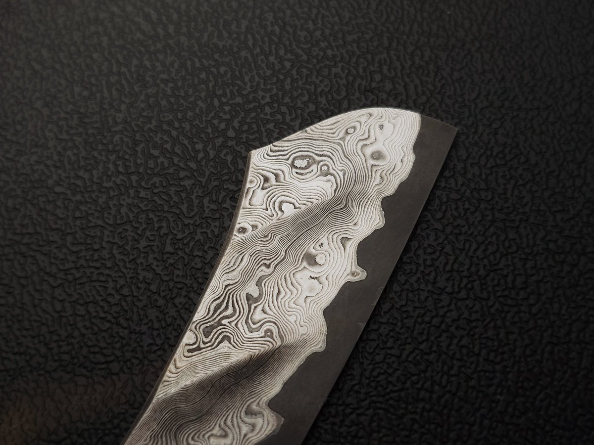 OKJ_knife's tweet photo. ナイフのブレード。

凄くうねった模様になりました。 https://t.co/UGJK769fgM