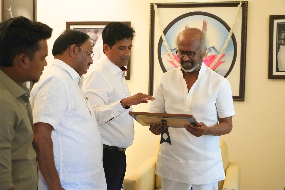 Dr_Ezhilan's tweet photo. ஆயிரம் விளக்கு தொகுதியில் 
Super star சந்திப்பு...
தொகுதியில் நடைபெற்ற பணிகள் தொகுப்பு அவரிடம் அளித்து உரையாடினோம் 
'Man of simplicity' https://t.co/caiaLiTDJ7