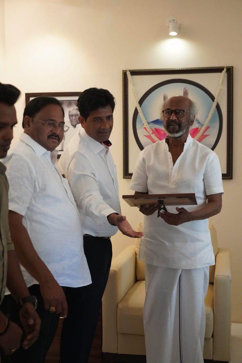 ஆயிரம் விளக்கு தொகுதியில் 
Super star சந்திப்பு...
தொகுதியில் நடைபெற்ற பணிகள் தொகுப்பு அவரிடம் அளித்து உரையாடினோம் 
'Man of simplicity'