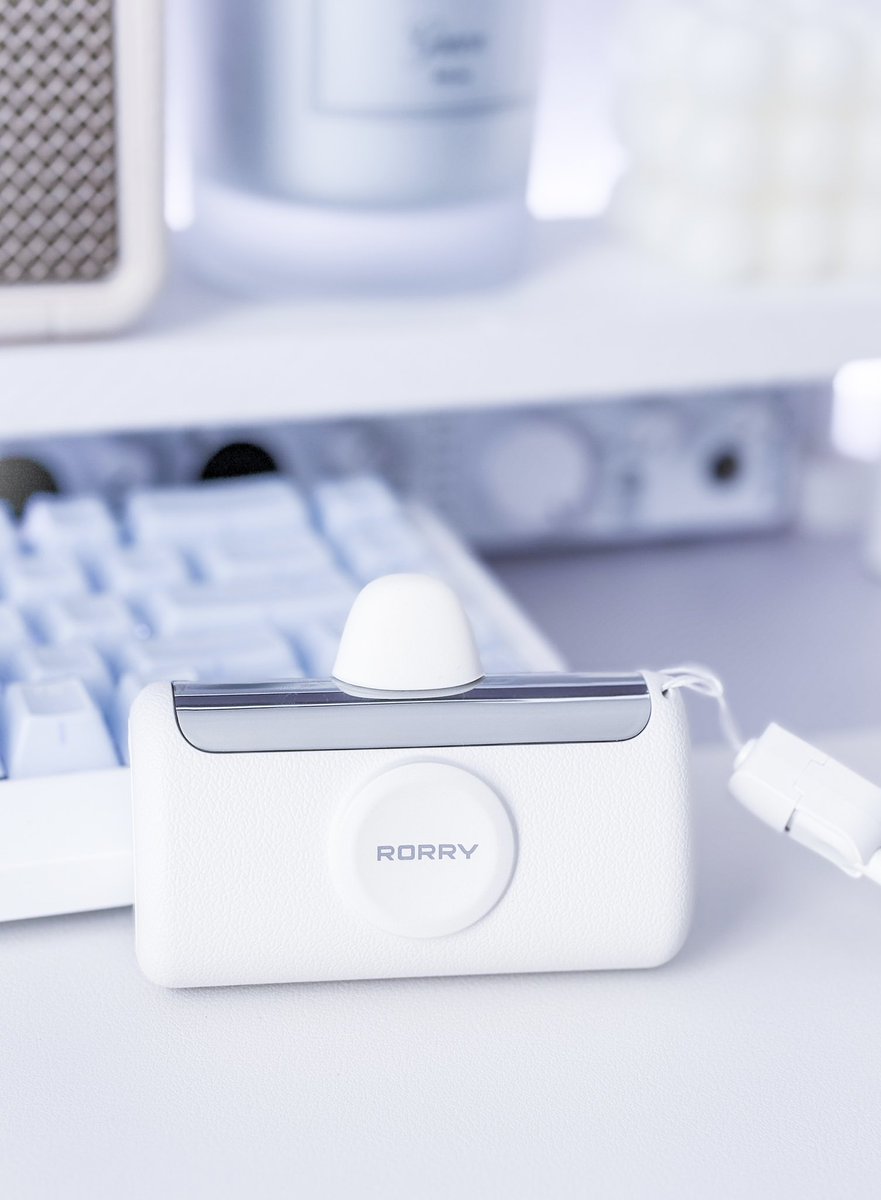 newprismplains's tweet photo. 【RORRY PalmGoモバイルバッテリー】

レザー調の質感と丸みのあるフォルムがとてもかわいいモバイルバッテリーです˖✧
容量10000mAhなので、普段使いはもちろん旅行でもしっかり使えます！
ストラップにケーブル収納がついているのも便利で、サブスマホでLightningも使うため、大変重宝しています♡

提供:RORRY（@RORRY_JP）様

#RORRY #モバイルバッテリー