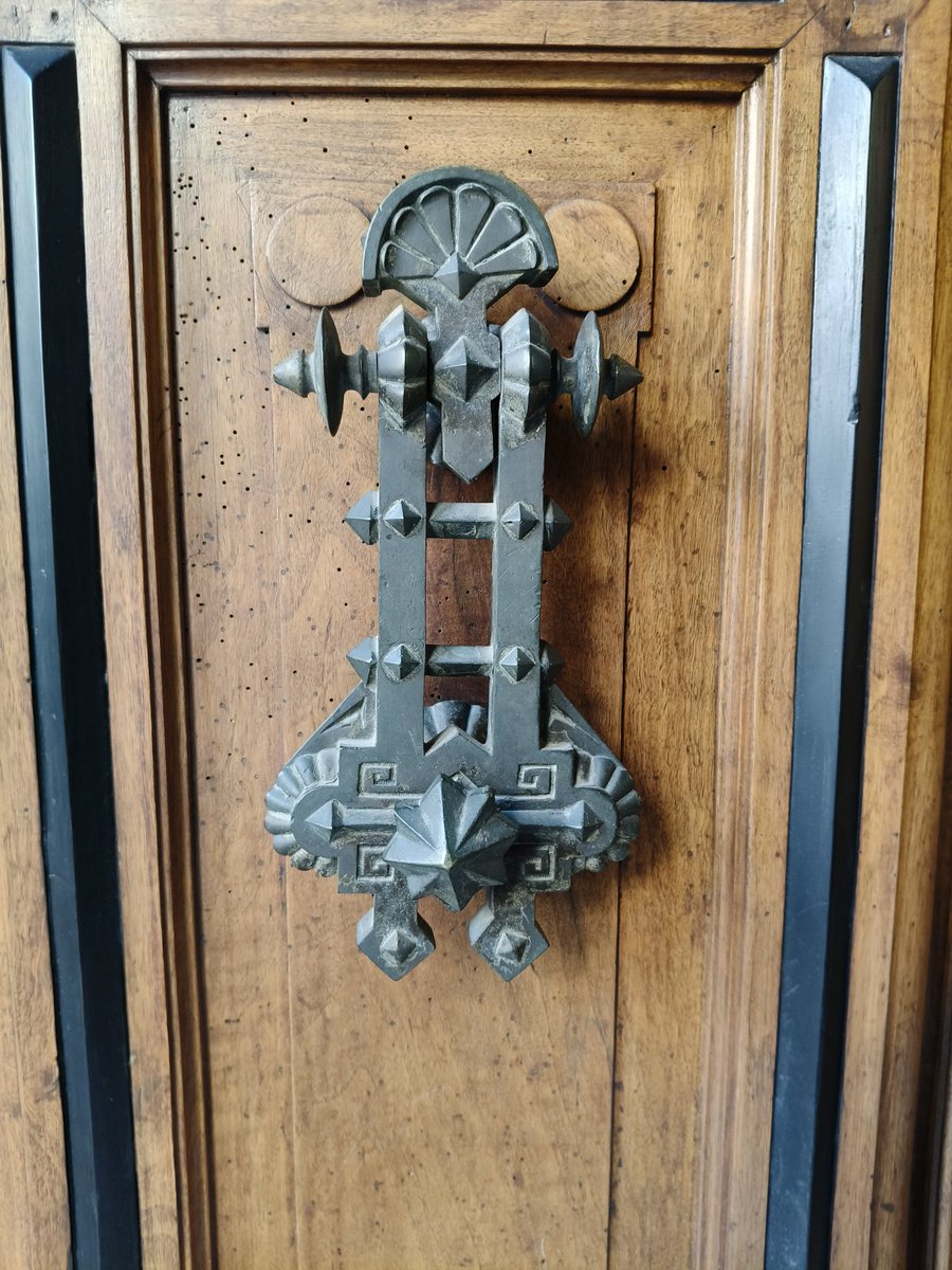 Cuando visito el casco viejo de alguna ciudad me gusta fotografiar aldabas de las puertas. Todo un arte en algunos casos.