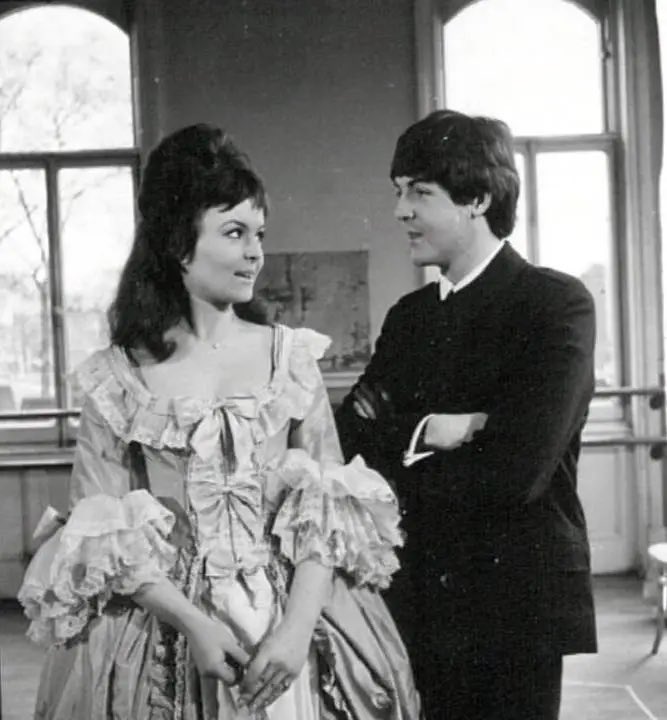 Beatlesfab40's tweet image. OTD 20APR1964 Paul McCartney filmed an unused solo sequence for The #Beatles feature film ‘A Hard Day’s Night’ in which he was looking for Ringo and had a conversation with an actress, played by Isla Blair. However, the scenes were omitted from the final cut. #TheBeatles