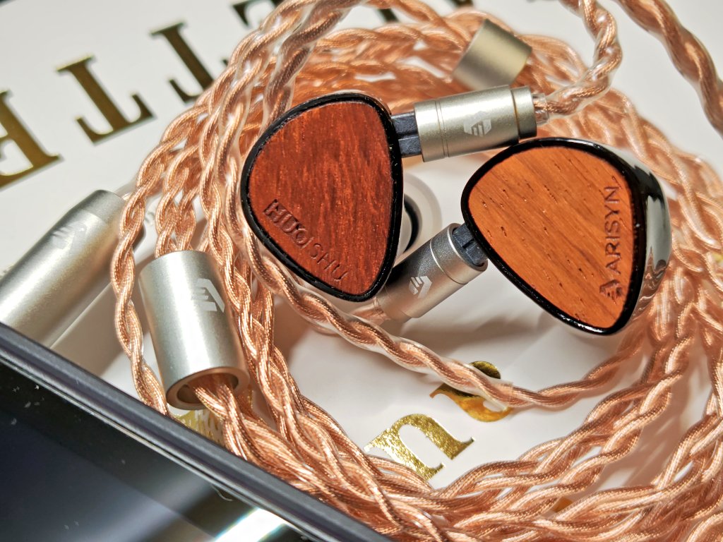 「ARISYN HUO SHU」のちょっと感想
赤茶色の木のフェイスプレートが印象的で、4.2gと軽めのイヤホン。
左右の分離も良く音場も広い。ボーカル向けで、やや余韻のある暖色系のかまぼこ型かな。
好みの音色です。

イヤホン：ARISYN HUO SHU
ケーブル：高い方の付属ケーブル
イヤピ：付属のイヤピ