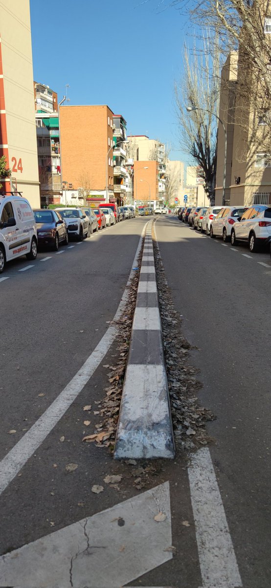 Madrid_ZonaSur's tweet image. Hay varias calles de #Fuenlabrada que el @AytoFuenlabrada al permitir el estacionamiento en las medianas, las estrecha dificultando o impidiendo el paso del camión de la basura, bomberos, ambulancias, etc. 

Un ejemplo es la calle del Plata

Hay soluciones.