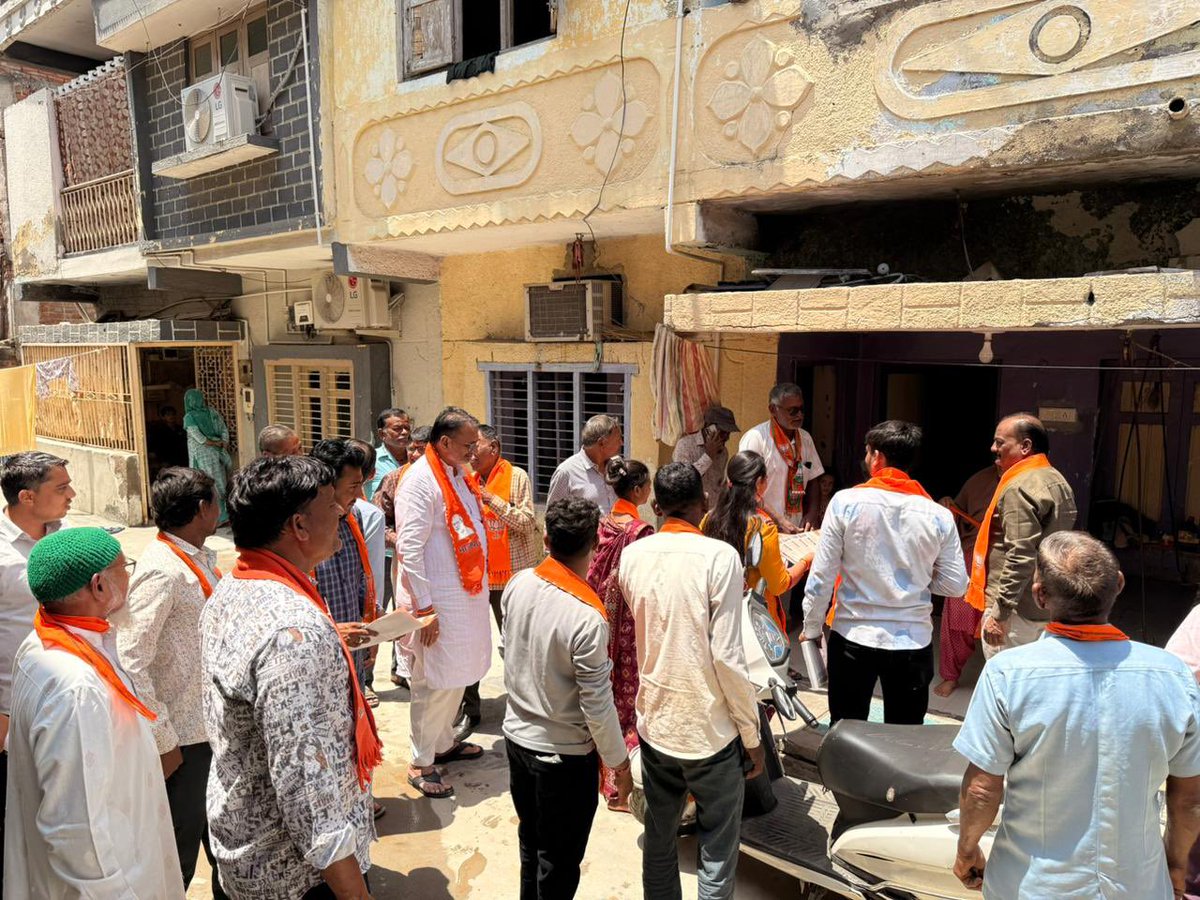 HarshadGiriBJP's tweet photo. બારેજા નગરપાલિકા ચૂંટણી પ્રચારમાં વોર્ડ નંબર 5 માં ડોર ટુ ડોરપ્રચાર હાથ ધરી સમાજના આગેવાનો સાથે બેઠક કરી. https://t.co/2YehP965aw