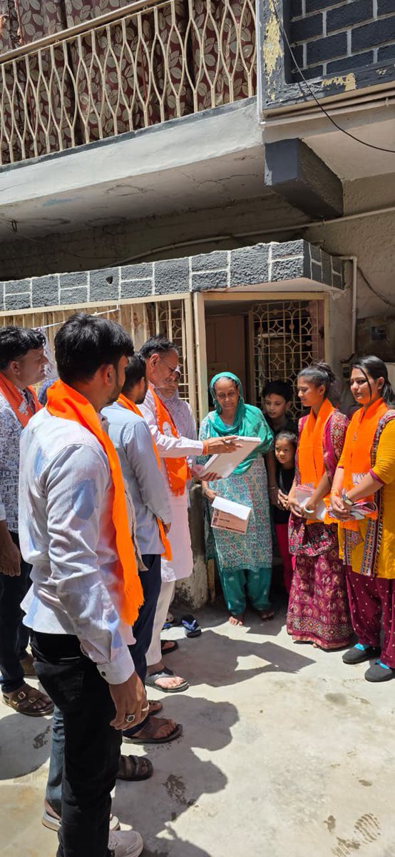 HarshadGiriBJP's tweet photo. બારેજા નગરપાલિકા ચૂંટણી પ્રચારમાં વોર્ડ નંબર 5 માં ડોર ટુ ડોરપ્રચાર હાથ ધરી સમાજના આગેવાનો સાથે બેઠક કરી. https://t.co/2YehP965aw