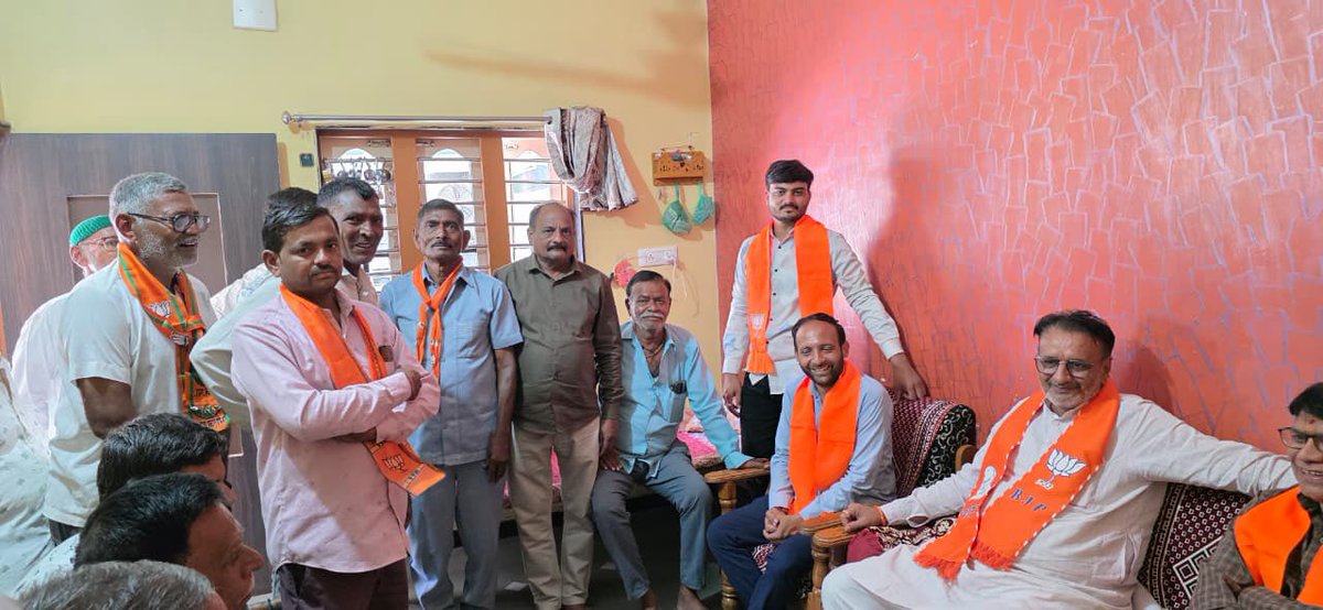 HarshadGiriBJP's tweet photo. બારેજા નગરપાલિકા ચૂંટણી પ્રચારમાં વોર્ડ નંબર 5 માં ડોર ટુ ડોરપ્રચાર હાથ ધરી સમાજના આગેવાનો સાથે બેઠક કરી. https://t.co/2YehP965aw